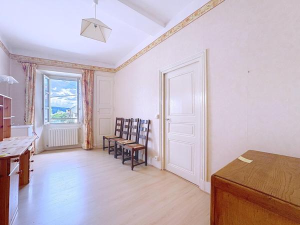 Maison en pierre avec garages, en plein cœur de Saint-Laurent-du-Pont