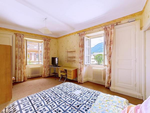 Maison en pierre avec garages, en plein cœur de Saint-Laurent-du-Pont