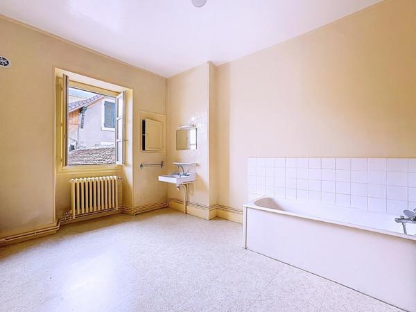 Maison en pierre avec garages, en plein cœur de Saint-Laurent-du-Pont