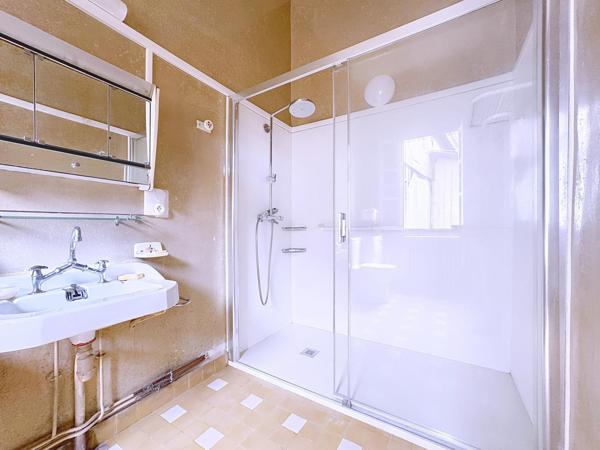 Maison en pierre avec garages, en plein cœur de Saint-Laurent-du-Pont