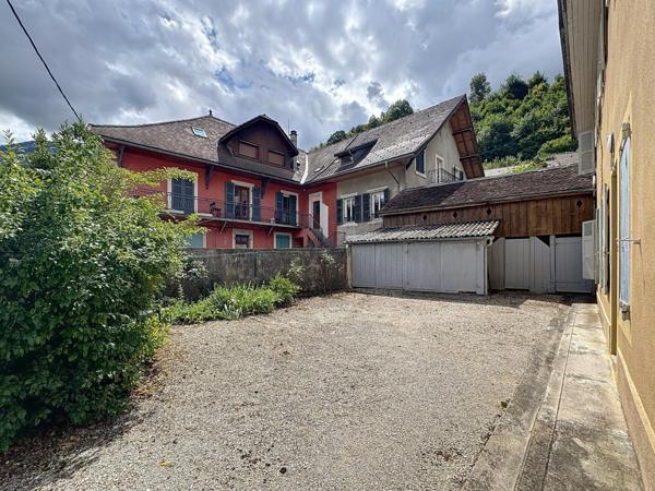 Maison en pierre avec garages, en plein cœur de Saint-Laurent-du-Pont