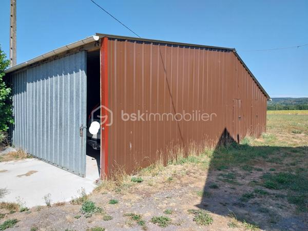 Une belle propriété à fort potentiel pour profiter du calme de la campagne.
Vous recherchez un cadre paisible et authentique, tout en profitant de beaux espaces ? Cette habitation en pierre offre un environnement idéal pour construire de beaux projets en famille.

La maison d’une surface de 94,73 m² au RDC avec une belle surface disponible à l'étage, bénéficie du charme de l’ancien avec une couverture en ardoises et des menuiseries double vitrage.

  - Au RDC une entrée donne accès à une salle à manger / salon et une cuisine équipée. Un couloir dessert 1 chambre, 1 Bureau ou une 2ème chambre, 1 cellier, 1 salle de bain , 1 WC et 1 garage.
  - A l'étage des travaux en cours, offre une belle opportunité de créer des chambres ou des espaces supplémentaires adaptés à votre famille. (Photos de l'étage sur demande).
    
De nombreux travaux de rénovation ont été réalisés récemment (factures à l'appui) : Au rez-de-chaussée différentes pièces ont été refaites, l'assainissement complet refait aux normes (Certificat SPANC) ainsi que le bardage du bâtiment.

Implanté sur un terrain de 3063m², un bâtiment d'environ 70m² à proximité de l'habitation pourra être utilisé selon vos besoins : atelier, espace de rangement, garage.

Ce bien vous intéresse n'hésitez pas à me contacter
