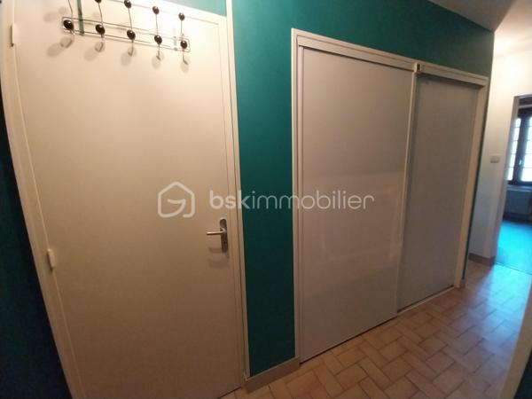 Une belle propriété à fort potentiel pour profiter du calme de la campagne.
Vous recherchez un cadre paisible et authentique, tout en profitant de beaux espaces ? Cette habitation en pierre offre un environnement idéal pour construire de beaux projets en famille.

La maison d’une surface de 94,73 m² au RDC avec une belle surface disponible à l'étage, bénéficie du charme de l’ancien avec une couverture en ardoises et des menuiseries double vitrage.

  - Au RDC une entrée donne accès à une salle à manger / salon et une cuisine équipée. Un couloir dessert 1 chambre, 1 Bureau ou une 2ème chambre, 1 cellier, 1 salle de bain , 1 WC et 1 garage.
  - A l'étage des travaux en cours, offre une belle opportunité de créer des chambres ou des espaces supplémentaires adaptés à votre famille. (Photos de l'étage sur demande).
    
De nombreux travaux de rénovation ont été réalisés récemment (factures à l'appui) : Au rez-de-chaussée différentes pièces ont été refaites, l'assainissement complet refait aux normes (Certificat SPANC) ainsi que le bardage du bâtiment.

Implanté sur un terrain de 3063m², un bâtiment d'environ 70m² à proximité de l'habitation pourra être utilisé selon vos besoins : atelier, espace de rangement, garage.

Ce bien vous intéresse n'hésitez pas à me contacter