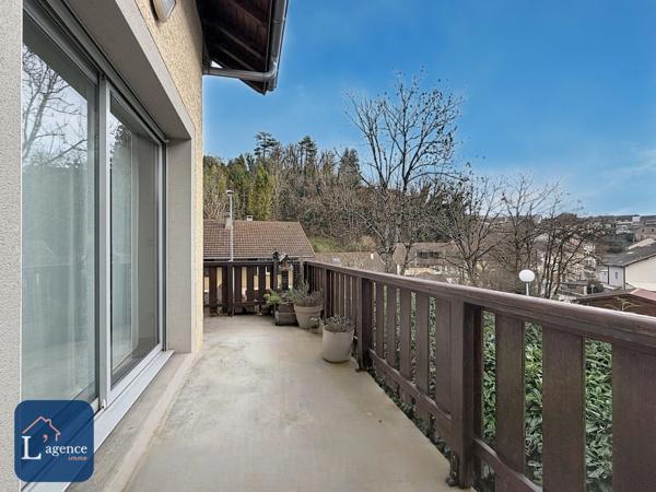 Maison T5 en triplex 140 m² 4 chambres avec balcon, jardin et grand garage double environnement calme en centre ville de Gex 01170