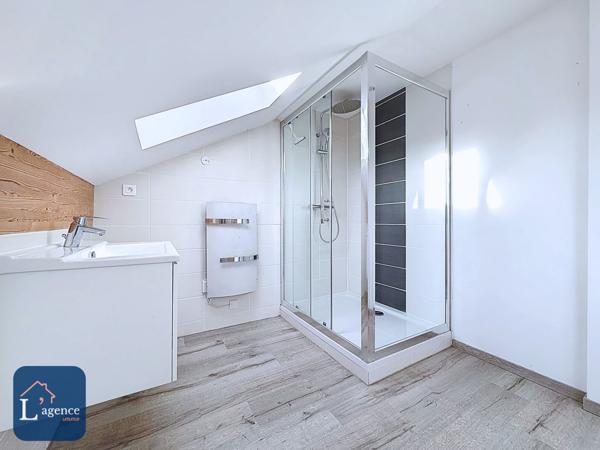 Maison T5 en triplex 140 m² 4 chambres avec balcon, jardin et grand garage double environnement calme en centre ville de Gex 01170