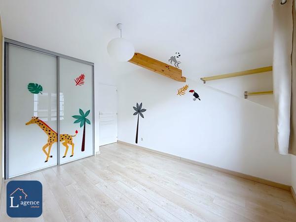 Maison T5 en triplex 140 m² 4 chambres avec balcon, jardin et grand garage double environnement calme en centre ville de Gex 01170