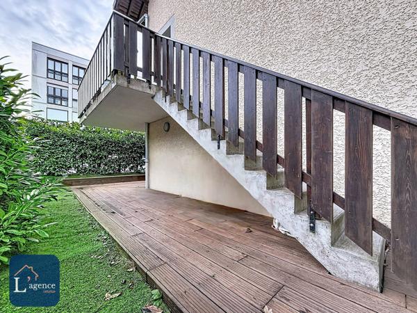 Maison T5 en triplex 140 m² 4 chambres avec balcon, jardin et grand garage double environnement calme en centre ville de Gex 01170