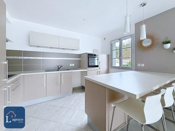 Maison T5 en triplex 140 m² 4 chambres avec balcon, jardin et grand garage double environnement calme en centre ville de Gex 01170