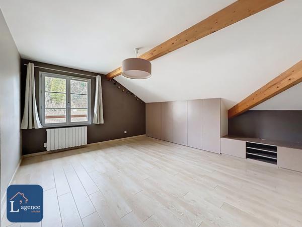 Maison T5 en triplex 140 m² 4 chambres avec balcon, jardin et grand garage double environnement calme en centre ville de Gex 01170