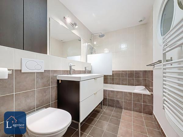 Maison T5 en triplex 140 m² 4 chambres avec balcon, jardin et grand garage double environnement calme en centre ville de Gex 01170