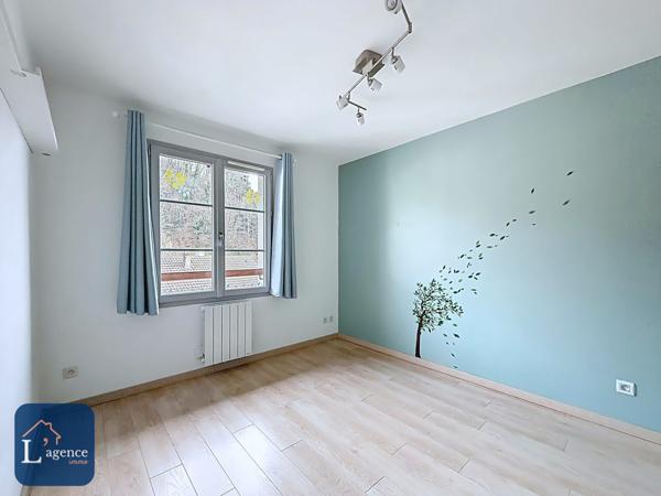 Maison T5 en triplex 140 m² 4 chambres avec balcon, jardin et grand garage double environnement calme en centre ville de Gex 01170