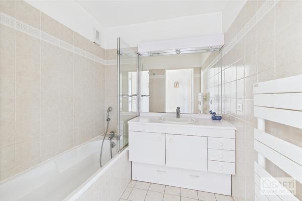 Centre-ville. Beau 4 pièces moderne avec terrasse, cave et parking.