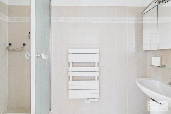 Centre-ville. Beau 4 pièces moderne avec terrasse, cave et parking.