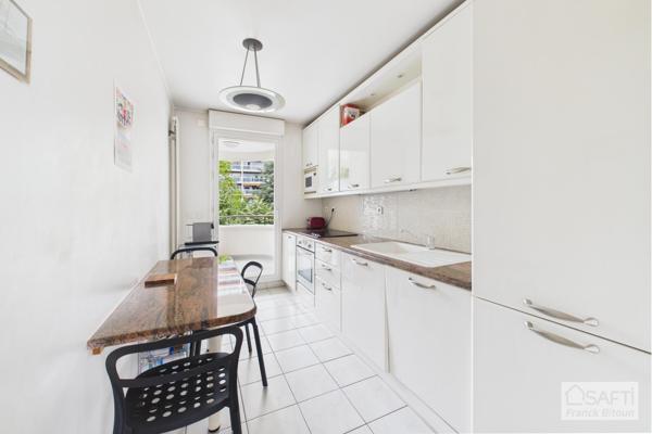 Centre-ville. Beau 4 pièces moderne avec terrasse, cave et parking.