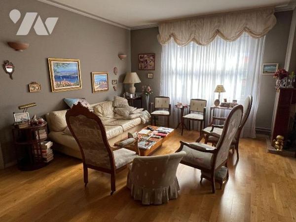 CENTRE VILLE - Une maison à vendre avec une surface habitable de 182 m², la maison comprend un ...