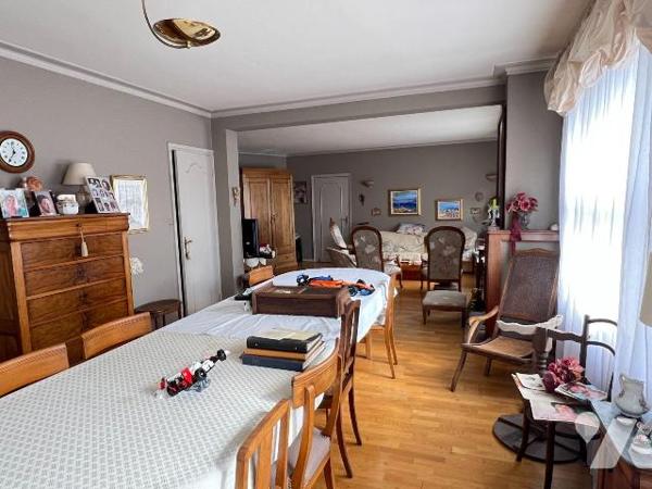 CENTRE VILLE - Une maison à vendre avec une surface habitable de 182 m², la maison comprend un ...