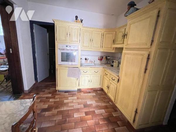 CENTRE VILLE - Une maison à vendre avec une surface habitable de 182 m², la maison comprend un ...