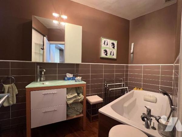 CENTRE VILLE - Une maison à vendre avec une surface habitable de 182 m², la maison comprend un ...