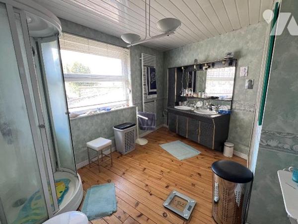 CENTRE VILLE - Une maison à vendre avec une surface habitable de 182 m², la maison comprend un ...