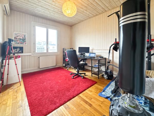 Lyon (69003) T3 dernier étage traversant double exposition