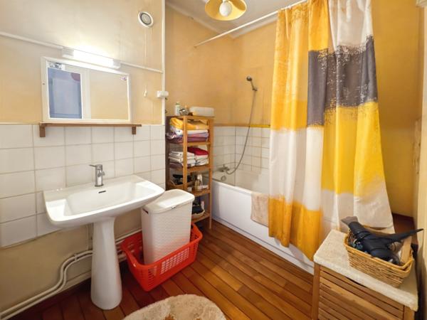 Lyon (69003) T3 dernier étage traversant double exposition