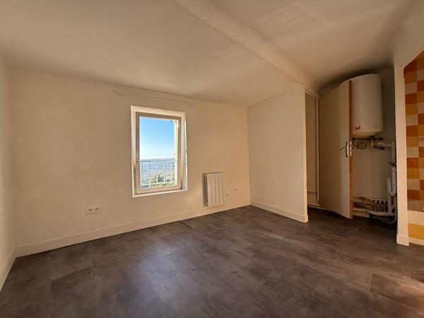 Maison de village à Velaux 2 pièce(s) 26 m2, séjour avec cuisine ouverte, 1 chambre, cave. Centre ville