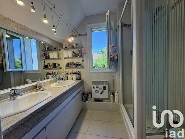 Maison 7 pièces de 180 m² à Marolles-en-Brie (94440)