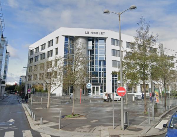 Bureaux à vendre ou à louer à Colombes dans immeuble rénové avec parking