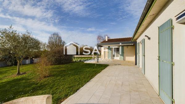 Spacieuse villa avec piscine couverte.