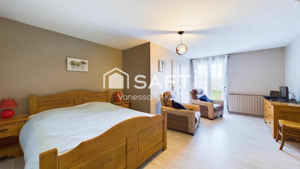 Spacieuse villa avec piscine couverte.