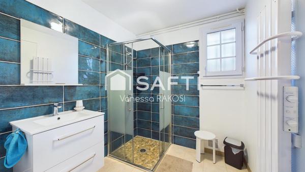 Spacieuse villa avec piscine couverte.