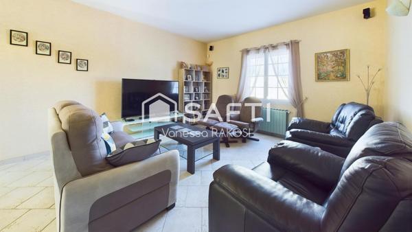 Spacieuse villa avec piscine couverte.