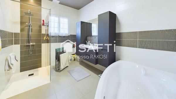 Spacieuse villa avec piscine couverte.