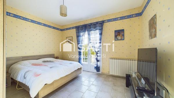 Spacieuse villa avec piscine couverte.