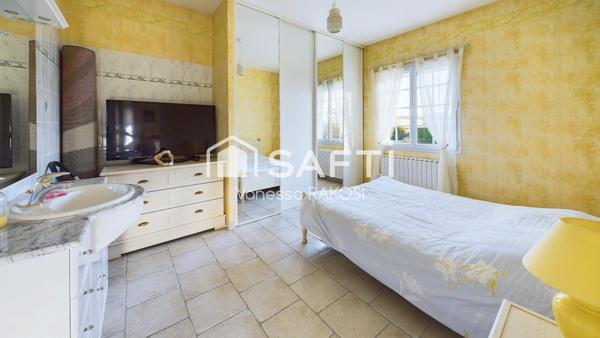 Spacieuse villa avec piscine couverte.