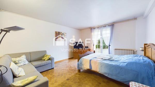 Spacieuse villa avec piscine couverte.