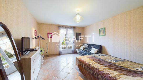 Spacieuse villa avec piscine couverte.