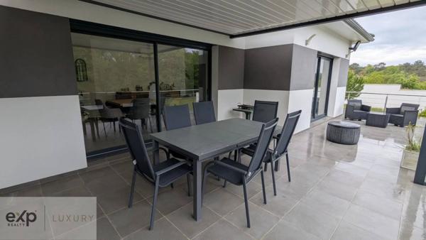 Tranquillité et espace – Propriété moderne avec terrain boisé