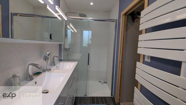 Tranquillité et espace – Propriété moderne avec terrain boisé