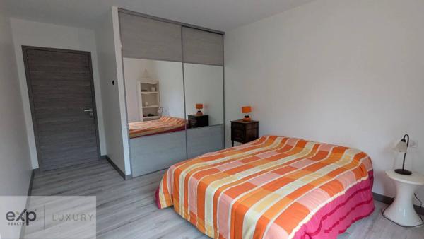 Tranquillité et espace – Propriété moderne avec terrain boisé