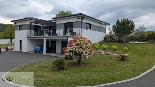 Tranquillité et espace – Propriété moderne avec terrain boisé