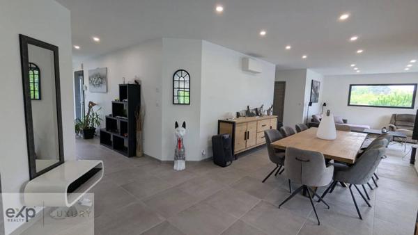 Tranquillité et espace – Propriété moderne avec terrain boisé