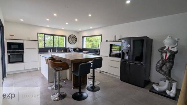 Tranquillité et espace – Propriété moderne avec terrain boisé