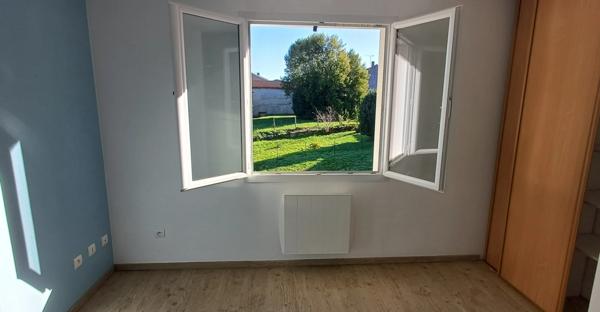 Maison récente à vendre 6 pièces NERSAC (16) . 4 chambres. 1 s de bains, 1 salle d'eau. 2 WC. Terrain clos.