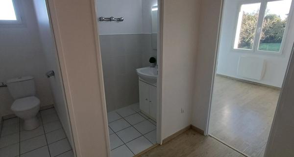 Maison récente à vendre 6 pièces NERSAC (16) . 4 chambres. 1 s de bains, 1 salle d'eau. 2 WC. Terrain clos.