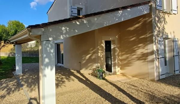 Maison récente à vendre 6 pièces NERSAC (16) . 4 chambres. 1 s de bains, 1 salle d'eau. 2 WC. Terrain clos.