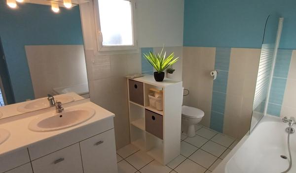 Maison récente à vendre 6 pièces NERSAC (16) . 4 chambres. 1 s de bains, 1 salle d'eau. 2 WC. Terrain clos.