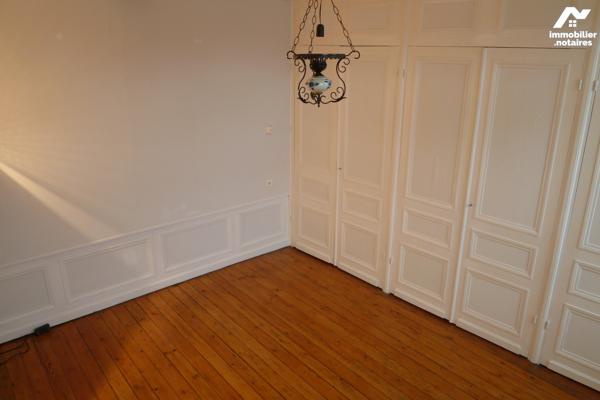 IMMEUBLE CENTRE VILLE emplacement de premier ordre. Possibilités tous corps de métier.