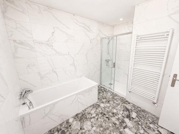 Maison 11 pièce(s) 6 chambre(s) 241 m²