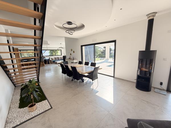 Maison 11 pièce(s) 6 chambre(s) 241 m²